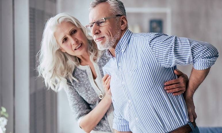 uomo e donna di mezza età