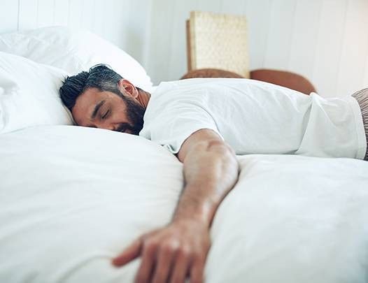 Uomo che dorme sulla pancia