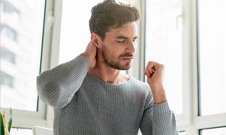 ragazzo con dolore cervicale