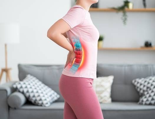 Donna con mal di schiena