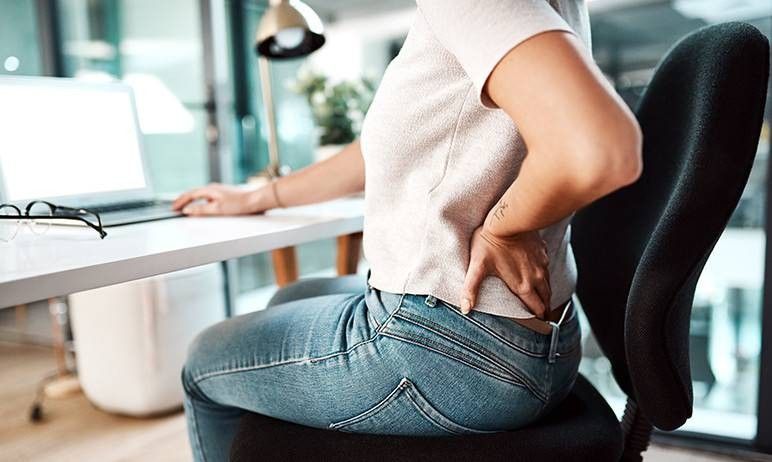 donna che si tocca la schiena bassa