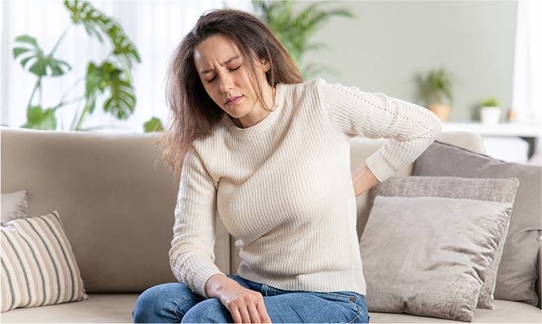 Ragazza con mal di schiena