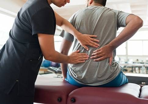 medico che visita un ragazzo