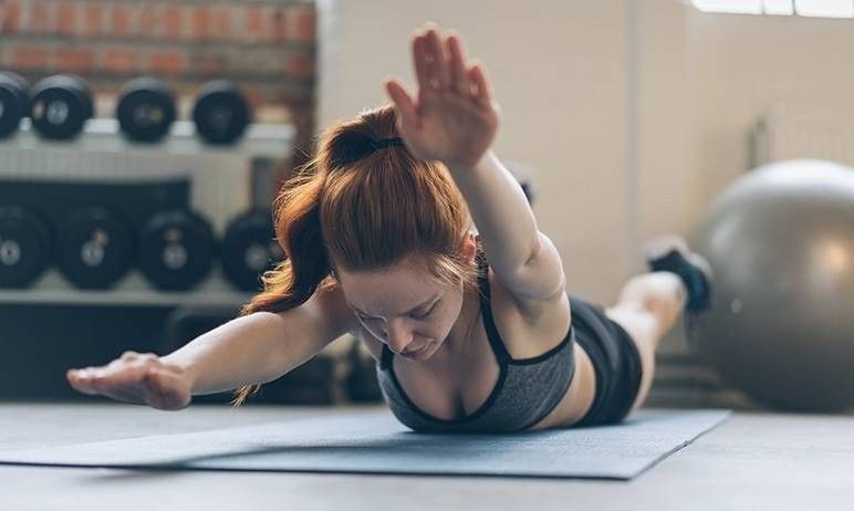 ragazza che si allena