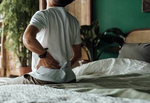 Come dormire con il mal di schiena