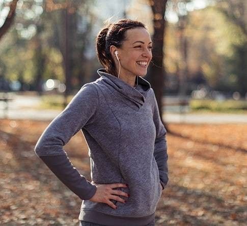 ragazza che fa sport nel parco